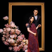 Mengenakan gaun biru yang dilapis material lace, Asmirandah tampil dengan gaya glamor. Sementara sang suami Jonas Rivanno bergaya formal dengan setelan jas hitam dipadu kemeja putih. Foto: Instagram/@asmirandah, @riomotret