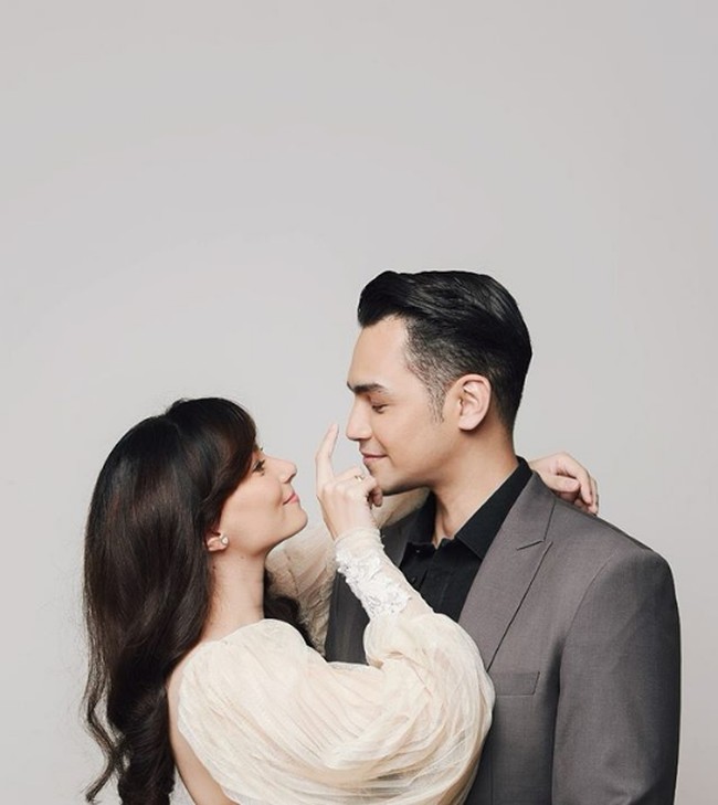 Pertama kali foto maternity, dan semua konsep aku serahin sama ko @riomotret dan team.. yg superrrr ♥️♥️♥️ sama hasilnya.. My Baby makasih yaa kamu nemenin mama difoto ini dengan kuat, proses foto cepet banget karena jadi bumil ternyata cepet capek 😂 .. tulisnya lagi. Foto: Instagram/@asmirandah