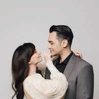 Pertama kali foto maternity, dan semua konsep aku serahin sama ko @riomotret dan team.. yg superrrr ♥️♥️♥️ sama hasilnya.. My Baby makasih yaa kamu nemenin mama difoto ini dengan kuat, proses foto cepet banget karena jadi bumil ternyata cepet capek 😂 .. tulisnya lagi. Foto: Instagram/@asmirandah