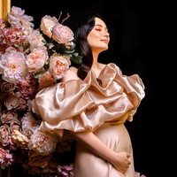 Pada foto berikutnya, Asmirandah tampil cantik berbalut gaun satin warna champagne dengan aksen ruffle. Gaun tersebut keluaran dari brand lokal Rouse Label. Foto: Instagram/@asmirandah, @riomotret