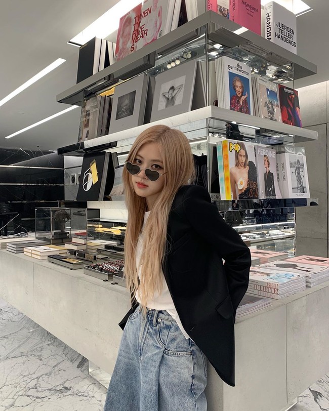 Kaus putih dan celana jeans mungkin terlihat terlalu polos untuk digunakan ke kampus. Untuk menambah kesan semiformal, tambahkan blazer hitam yang juga akan membuat gaya kamu lebih maksimal seperi outfit Rose BLACKPINK ini. Foto: Instagram