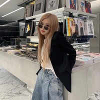 Kaus putih dan celana jeans mungkin terlihat terlalu polos untuk digunakan ke kampus. Untuk menambah kesan semiformal, tambahkan blazer hitam yang juga akan membuat gaya kamu lebih maksimal seperi outfit Rose BLACKPINK ini. Foto: Instagram