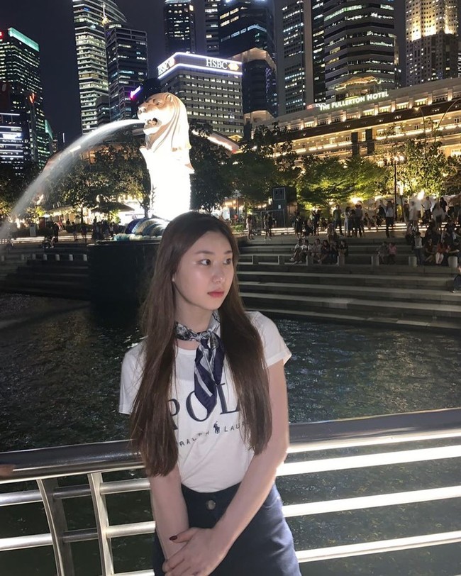 Kaus dan celana jeans menjadi seragam banyak mahasiswi. Jika kamu ingin tampil lebih chic, tambahkan scarf manis seperti gaya Chaeryeong ITZY ini. Foto: Instagram