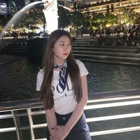 Kaus dan celana jeans menjadi seragam banyak mahasiswi. Jika kamu ingin tampil lebih chic, tambahkan scarf manis seperti gaya Chaeryeong ITZY ini. Foto: Instagram