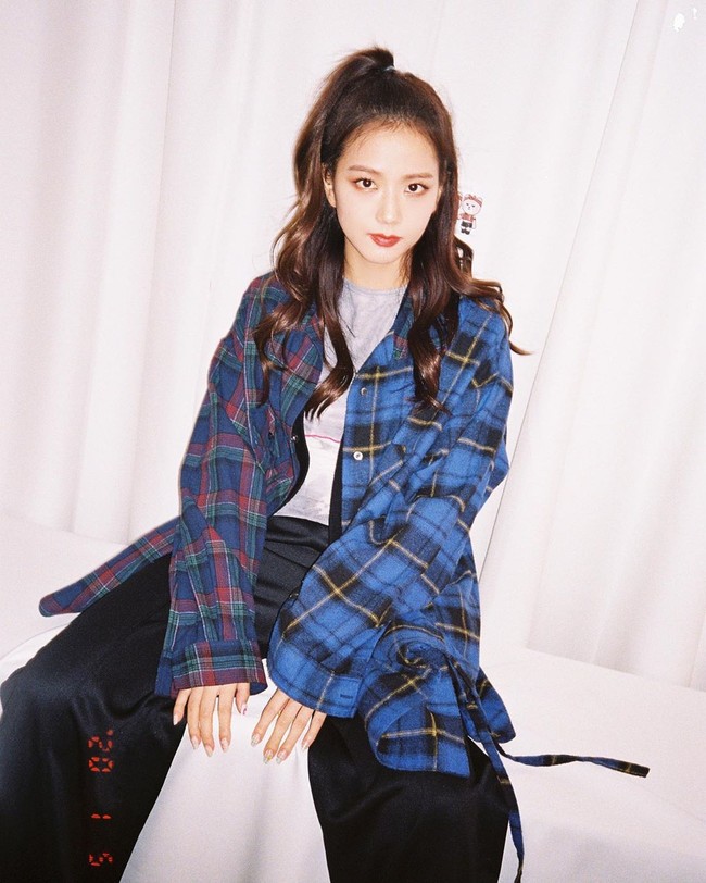 Personel BLACKPINK lain yang gayanya patut jadi inspirasi gaya ke kampus adalah Jisoo. Kamu bisa medankan kemeja flannel oversized dengan kaus dan celana hitam juga sneakers untuk terlihat stylish. Foto: Instagram