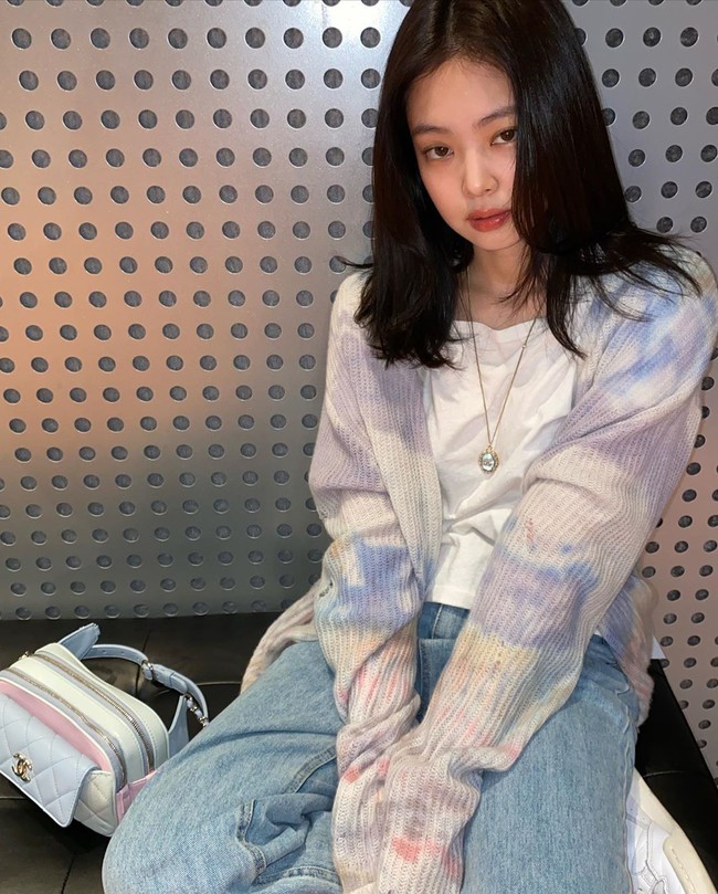 Tak selalu tampil dengan dress atau rok mini, beberapa gaya kasual Jennie BLACKPINK cocok jadi inspirasi yang bisa diaplikasikan untuk ke kampus. Pasti banyak dari kamu yang sering memadankan kardigan, kaus, dan jeans seperti ini. Agar lebih gaya tambahkan kalung untuk mempermanis.Foto: Instagram