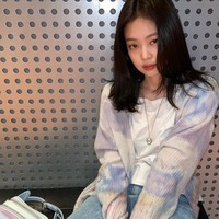 Tak selalu tampil dengan dress atau rok mini, beberapa gaya kasual Jennie BLACKPINK cocok jadi inspirasi yang bisa diaplikasikan untuk ke kampus. Pasti banyak dari kamu yang sering memadankan kardigan, kaus, dan jeans seperti ini. Agar lebih gaya tambahkan kalung untuk mempermanis.Foto: Instagram
