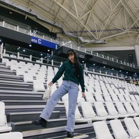 Sedangkan gaya Joy RED VELVET yang bisa jadi inspirasi ke kampus adalah outfitnya dengan sweater hiaju dan celana jeans nan simpel berikut. Yang membuat gaya ini lebih berkesan adalah pemakaian ankle boots.  Foto: Instagram