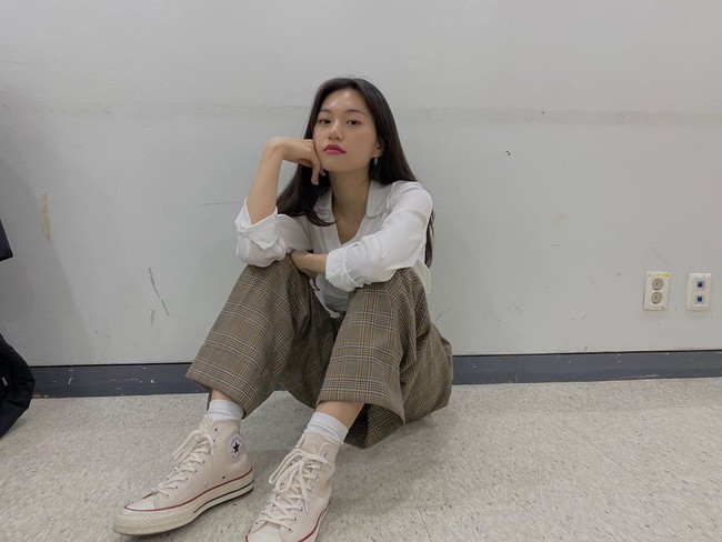 Banyak mahasiswa menyukai gaya semiformal. Jika begitu, outfit kasual Deoyeon Weki Meki ini bisa jadi inspirasi. Ia memadankan blus berkerah dengan celana motif yang tampak rapi. Agar tidak terlalu formal, gunakan sneakers. Foto: Instagram