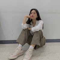 Banyak mahasiswa menyukai gaya semiformal. Jika begitu, outfit kasual Deoyeon Weki Meki ini bisa jadi inspirasi. Ia memadankan blus berkerah dengan celana motif yang tampak rapi. Agar tidak terlalu formal, gunakan sneakers. Foto: Instagram