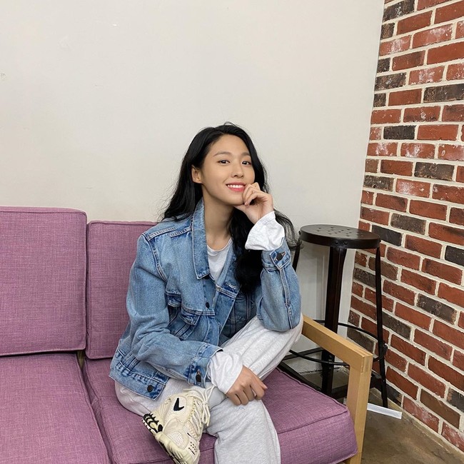 Gaya kasual Seolhyun AOA juga bisa jadi inspirasi untuk ke kampus atau hangput. Kali ini ia memakai kaus dan celana training yang dipadukan dengan jaket jeans. Agar kesan sporty semakin kental, aplikasikan sneakers andalan. Foto: Instagram