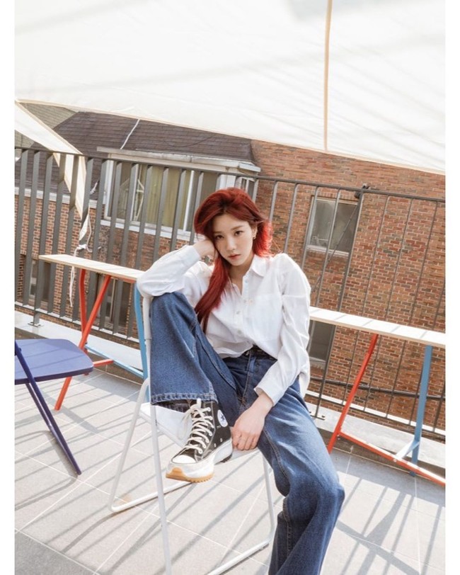 Setelan kemeja putih dan celana jeans paling aman untuk dikenakan ke kampus. Untuk kesan lebih stylish, pilih jeans berpotongan lurus dan high waist lalu terapkan sneakers andalan serupa gaya Eunbi IZ*ONE.  Foto: Instagram