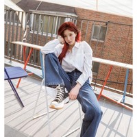 Setelan kemeja putih dan celana jeans paling aman untuk dikenakan ke kampus. Untuk kesan lebih stylish, pilih jeans berpotongan lurus dan high waist lalu terapkan sneakers andalan serupa gaya Eunbi IZ*ONE.  Foto: Instagram