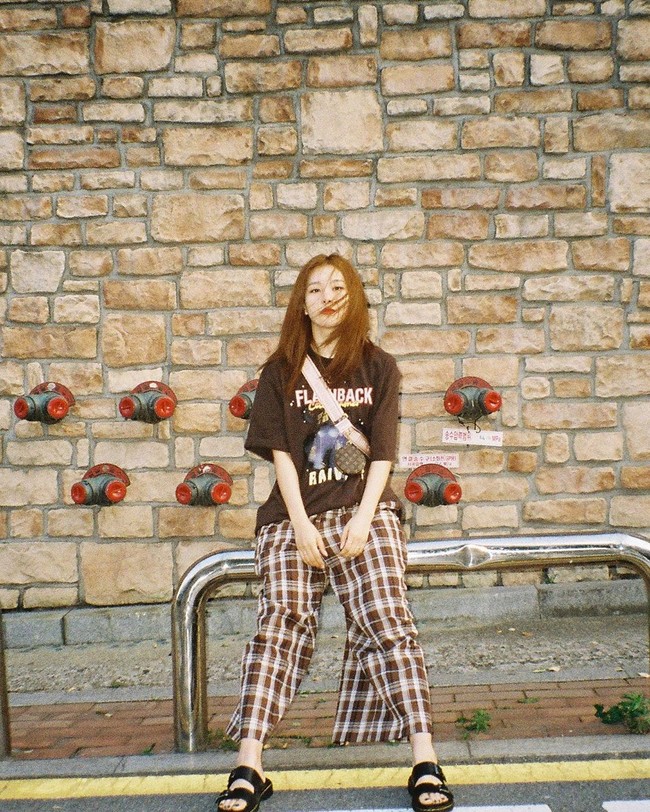 Tentu tak sedikit mahasiswi yang mengandalkan kaus di keseharian ngampusnya. Kalau kamu bosan pakai jeans sebagai bahwan, coba ganti dengan celana bermotif tartan seperti yang dikenakan Seulgi RED VELVET ini. Foto: Instagram