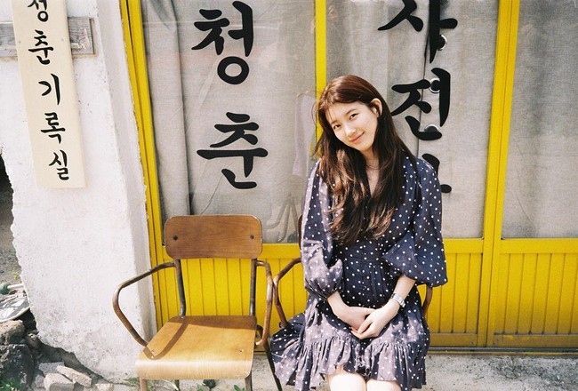 Ingin tampil berkesan tanpa banyak padu-padan? Pilih saja dress seperti yang dikenakan Suzy mantan personel Miss A ini. Kenakan sepatu tertutup berkesan formal untuk kesan lebih rapi.Foto: Instagram