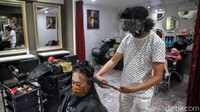 Konsumen juga harus menerapkan protokol kesehatan, seperti memakai masker.