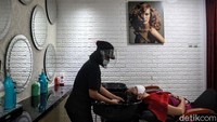 Seorang konsumen tengah memanjakan dirinya dengan creambath.