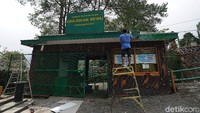 Dari pantauan detikTravel, petugas mengecat kembali papan pintu masuk utama, sedangkan beberapa pegawai lainnya sedang membuat tempat cuci tangan di sebelah pintu penjualan tiket. (kartika bagus/detikFOTO)