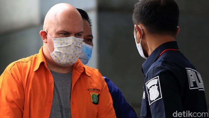 Russ Albert Medlin ditangkap penyidik Subdit Cyber Crime Ditreskrimsus Polda Metro Jaya di Kebayoran Baru, Jaksel. Medlin merupakan buronan FBI yang dicari sejak 2016.