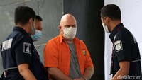Medlin ditangkap setelah sebelumnya Polda Metro Jaya mendapatkan informasi soal aktivitasnya yang mencurigakan. Pria berkewarganegaraan Amerika Serikat ini dilaporkan sering menerima tamu anak perempuan di bawah umur ke rumah kontrakannya di Jalan Brawijaya, Kebayoran Baru, Jaksel.