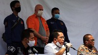 Polisi kemudian menyelidiki laporan masyarakat tersebut. Benar saja, saat itu polisi menemukan ada 3 ABG yang keluar dari rumah tersebut.