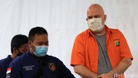 Medlin juga pernah didakwa atas kejahatan kekerasan seksual terhadap anak di bawah umur.