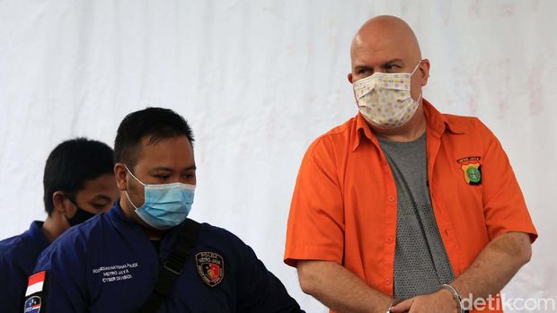 Russ Albert Medlin ditangkap penyidik Subdit Cyber Crime Ditreskrimsus Polda Metro Jaya di Kebayoran Baru, Jaksel. Medlin merupakan buronan FBI yang dicari sejak 2016.