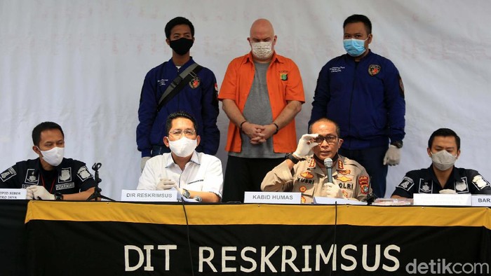 Ini Russ Medlin, Buron FBI yang Ditangkap Polda Metro Jaya Russ Albert Medlin ditangkap penyidik Subdit Cyber Crime Ditreskrimsus Polda Metro Jaya di Kebayoran Baru, Jaksel. Medlin merupakan buronan FBI yang dicari sejak 2016.