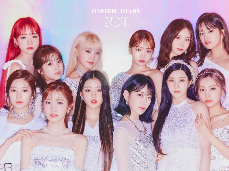 Foto Comeback IZ*ONE ala Scrapbook yang Bikin Terpesona