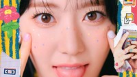 Sakura selalu berhasil bikin fans terpesona dengan wajah cantiknya meski dengan pose mengejek. (Foto: Off the Record/Swing Entertainment)
