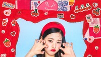 Frame merah di foto Wonyoung bikin tampilannya mencolok banget. (Foto: Off the Record/Swing Entertainment)