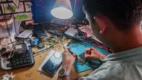 Sejumlah peralatan untuk memperbaiki ponsel terlihat digunakan oleh pekerja untuk memperbaiki beragam telpon genggam milik para pelanggan.