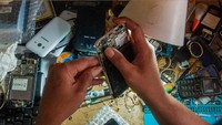 Menurut pelaku jasa perbaikan telepon genggam saat pandemi COVID-19 jasa layanan tersebut meningkat dari sebelum pandemi karena para pelanggan lebih memilih telepon genggamnya diperbaiki daripada harus membeli baru untuk berhemat.