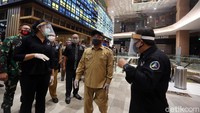 Wali kota Depok Mohammad Idris mendapat penjelasan perihal kesiapan pembukaan Trans Studio Mall Cibubur.
