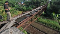 Menurut warga setempat, jembatan yang telah dibangun pada zaman Belanda tersebut digunakan sebagai saluran irigasi untuk kebutuhan pengairan pertanian di wilayah tersebut.