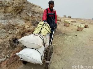 Tempat Tambang Belerang Kawah Ijen Rusak Akibat Gelombang Tsunami