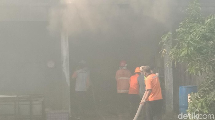 Kebakaran di gudang pabrik es krim, Desa Mijen, Kecamatan Kaliwungu, Kudus, Selasa (16/6/2020).