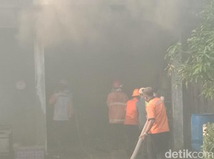 Gudang Pabrik Es Krim di Kudus Terbakar