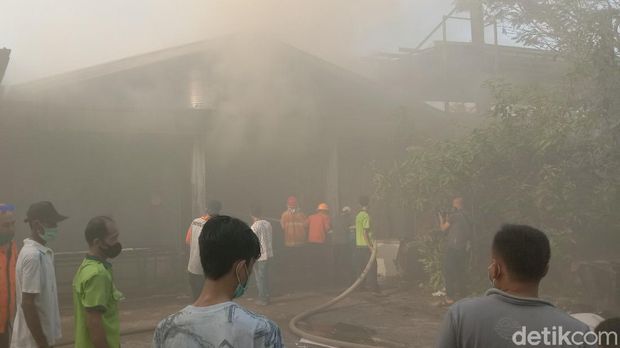 Kebakaran di gudang pabrik es krim, Desa Mijen, Kecamatan Kaliwungu, Kudus, Selasa (16/6/2020).