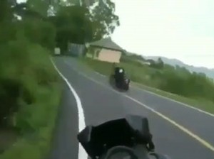 Viral Rider Nmax Tabrak Pemotor Wanita, Jangan Gaya-gayaan Jadi Pebalap MotoGP!