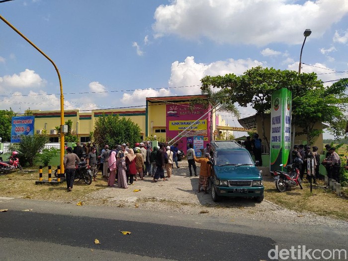 Keluarga paksa belasan pasien Corona di klinik Bhakti Padma Blora dipulangkan, Selasa (16/6/2020).