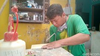 Karena banyak permintaan, ia pun mengaku kewalahan memenuhi pesanan para pelanggan. Untuk mengerjakan kerajinan tersebut, kadang ia harus meminta bantuan tukang kayu lain ikut membantu merampungkan pesanan.