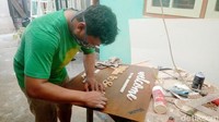 Bapak satu orang anak itu mengaku bisa membuat kerajinan tangan berawal saat dirinya disuruh salah seorang teman untuk membuatkan gantungan kunci. Meskipun hanya dianggap iseng, namun sejak saat itu justru pesanan dari orang lain terus berdatangan hingga akhirnya ia memutuskan untuk menekuni dunia kerajinan dari limbah kayu. 
