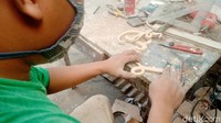 Sebelum menjadi pengrajin, Bagus juga pernah menjadi tukang servis HP. Namun karena kurang menunguntungkan, ia kini lebih fokus menjadi pengrajin karena keuntungannya lebih menjanjikan.