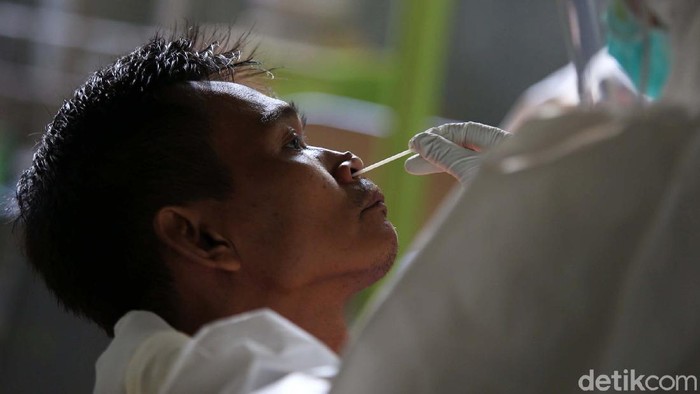 Puskesmas Kecamatan Gambir aktif melakukan tes swab mencari orang tanpa gejala yang terinfeksi COVID-19. Mereka menyasar petugas PPSU dan para pedagang pasar.