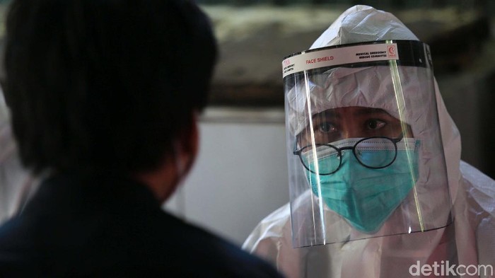 Puskesmas Kecamatan Gambir aktif melakukan tes swab mencari orang tanpa gejala yang terinfeksi COVID-19. Mereka menyasar petugas PPSU dan para pedagang pasar.