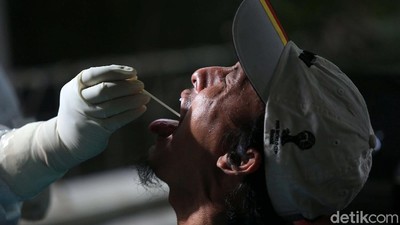 Ketika Petugas PPSU Jalani Tes Swab COVID-19