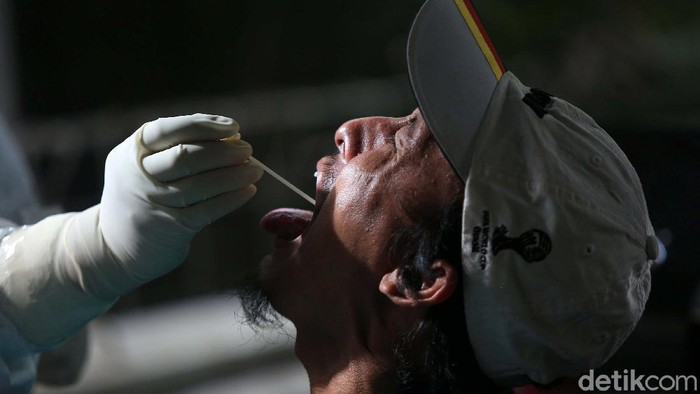 Ketika Petugas PPSU Jalani Tes Swab COVID-19 Puskesmas Kecamatan Gambir aktif melakukan tes swab mencari orang tanpa gejala yang terinfeksi COVID-19. Mereka menyasar petugas PPSU dan para pedagang pasar.