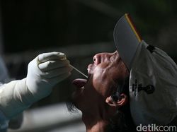 Ketika Petugas PPSU Jalani Tes Swab COVID-19