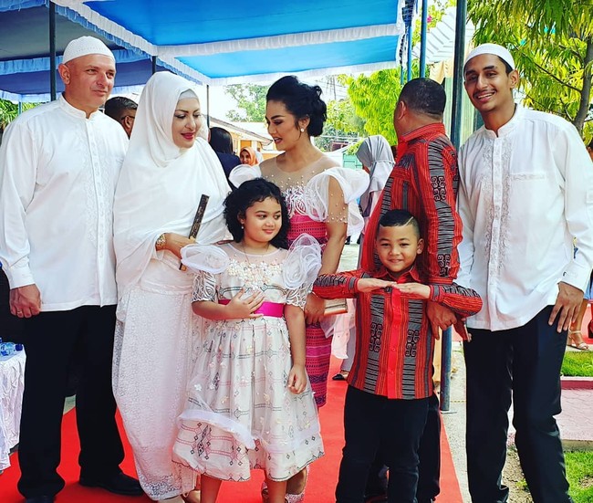 hari pernikahan putri kami menjadi hari yg bahagia buat keluarga besar kita..terima kasih sdh hadir dan turut memberikan support dan doa @krisdayantilemos, tulis Atha di keterangan fotonya.  Foto: Instagram @shechahsagran